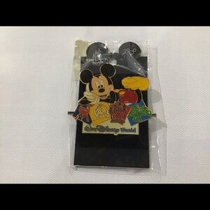 2000 Walt Disney World Mickey Mouse 4 Parks Pin